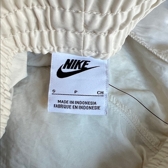 NIKE SPORTSWEAR CITY UTILITY WOVEN HIGH-RISE PANTS -SMALL - Picture 10 of 13